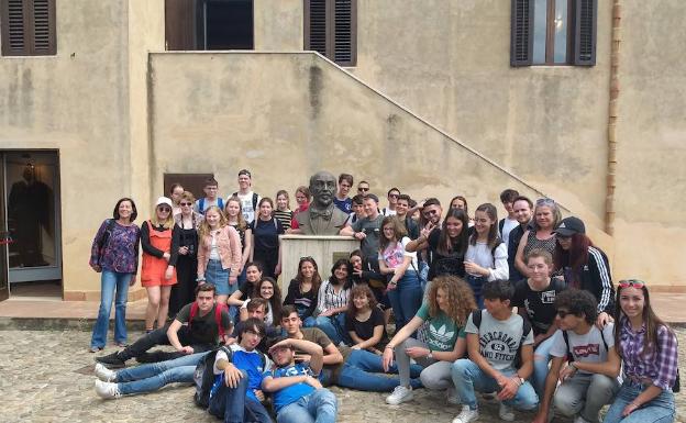 Todo el grupo de alumnos erasmus, en la casa museo Luigi Pirandello. 