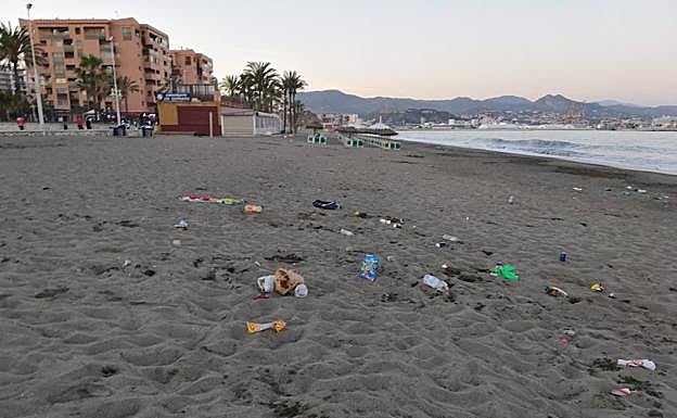 Botellas, papeles y plásticos.