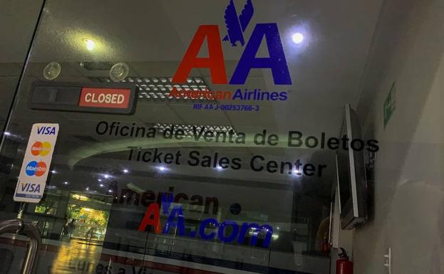 Las oficinas de American Airlines permanecen cerradas en un aeropuerto de Venezuela.