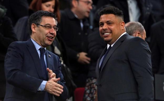 Josep Maria Bartomeu, junto a Ronaldo, presidente del Valladolid. 