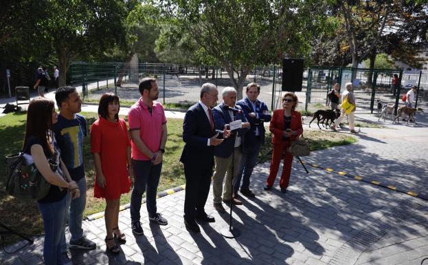 De la Torre e integrantes de su candidatura esta mañana en el Parque del Oeste.