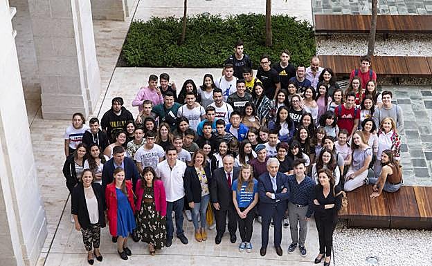 Alumnos y profesores, con organizadores y representantes institucionales. 