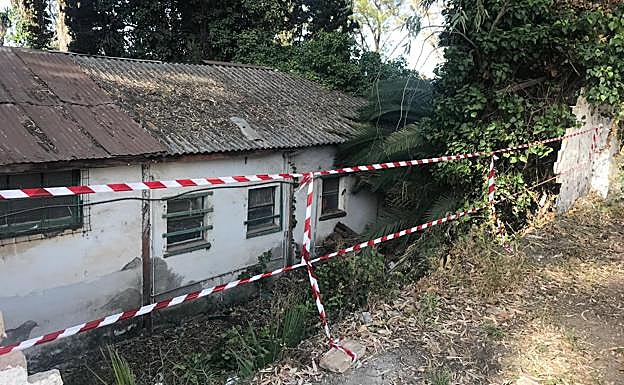 El viento derriba parte del muro exterior de los Baños del Carmen