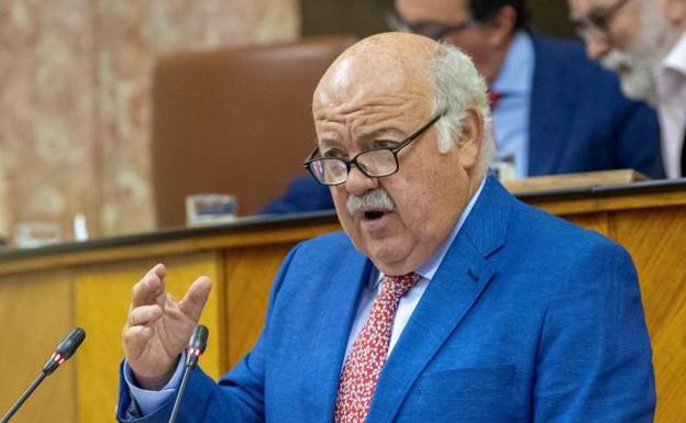 El consejero Aguirre, ayer durante su intervención en el Pleno del Parlamento andaluz. 