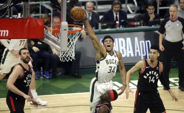 Giannis Antetokounmpo anota frente a Pascal Siakam.