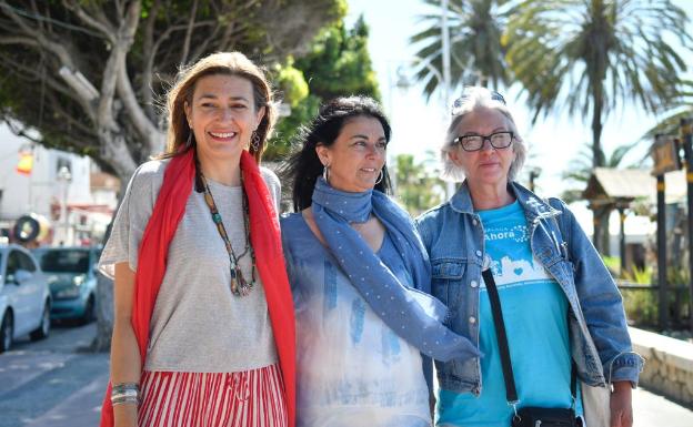 La cabeza de lista, Rosa Galindo, entre Torralbo y Dominguez, ayer en el paseo marítimo de El Palo. 