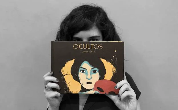 Laura Pérez, posando tras su cómic 'Ocultos'. 