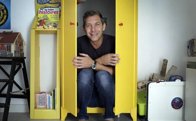Romain Puértolas, en el armario de Ikea que provocó su éxito editorial y que aún conserva.
