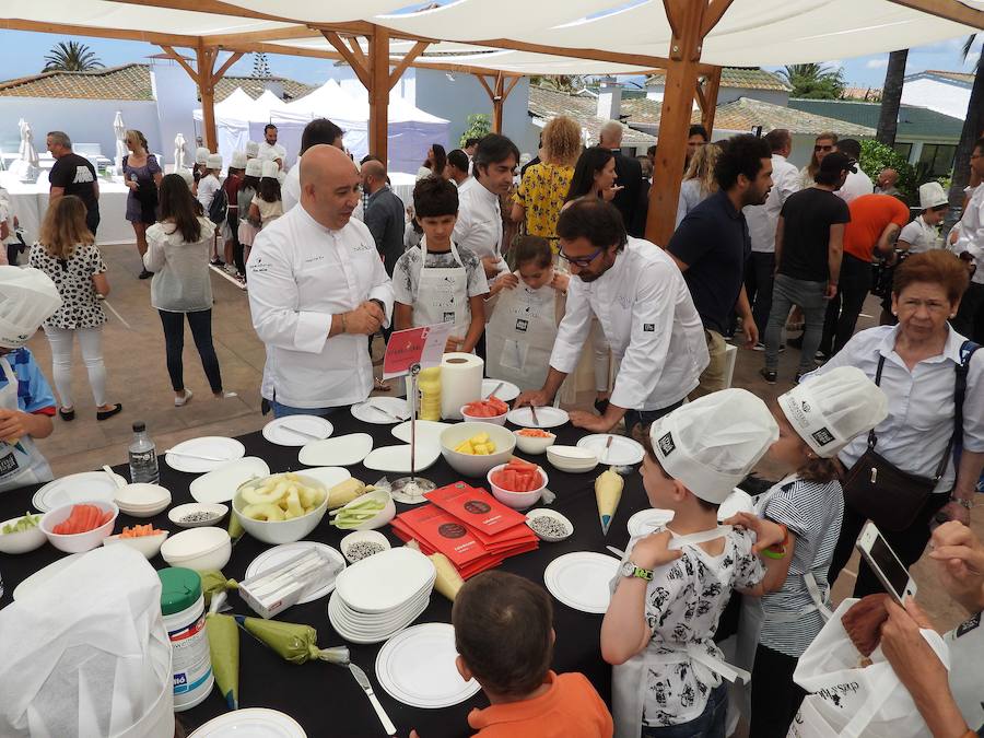 Casi 150 niños de varios colegios de Marbella y de la  Fundación Andrés Olivares  han podido disfrutar de unos divertidos talleres impartidos por 26 chefs de todo el país, que suman 47 estrellas Michelin. 