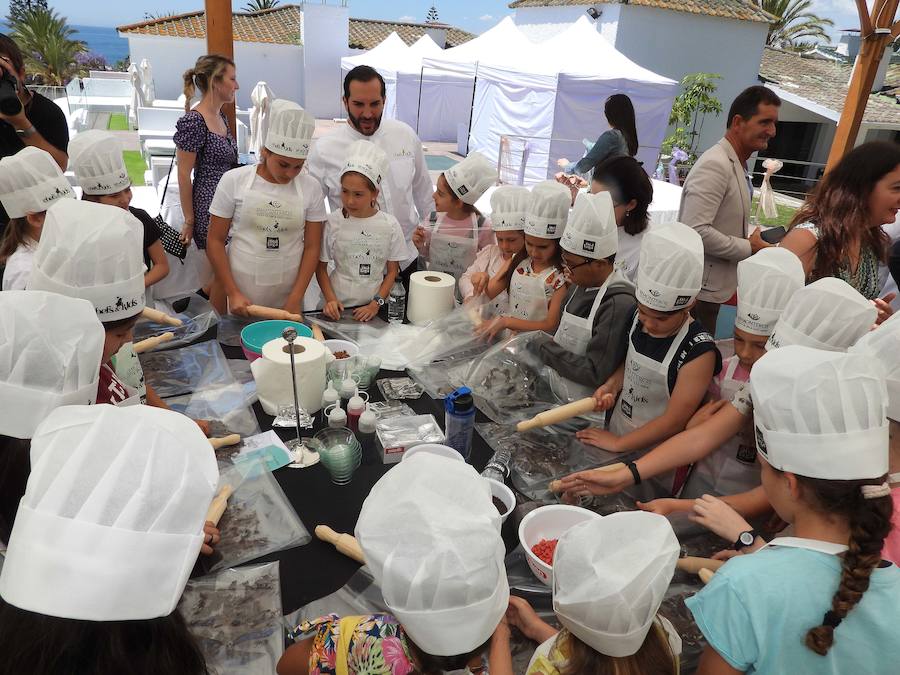 Casi 150 niños de varios colegios de Marbella y de la  Fundación Andrés Olivares  han podido disfrutar de unos divertidos talleres impartidos por 26 chefs de todo el país, que suman 47 estrellas Michelin. 