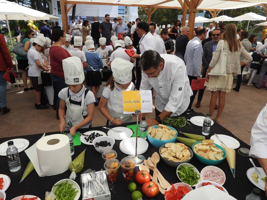 Casi 150 niños de varios colegios de Marbella y de la  Fundación Andrés Olivares  han podido disfrutar de unos divertidos talleres impartidos por 26 chefs de todo el país, que suman 47 estrellas Michelin. 