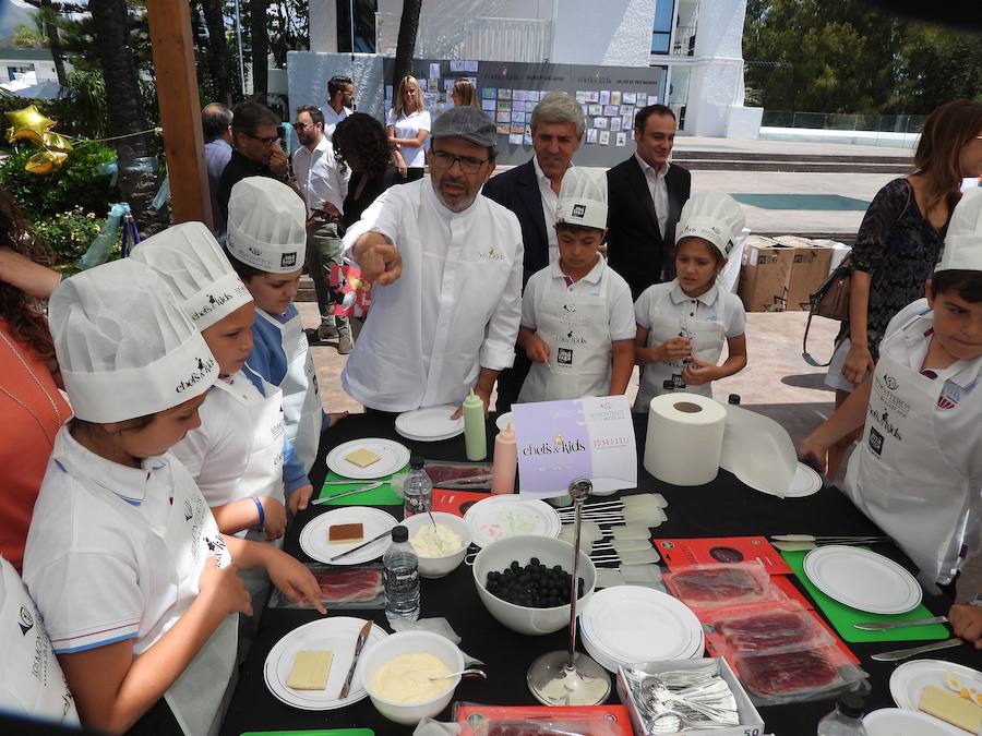 Casi 150 niños de varios colegios de Marbella y de la  Fundación Andrés Olivares  han podido disfrutar de unos divertidos talleres impartidos por 26 chefs de todo el país, que suman 47 estrellas Michelin. 