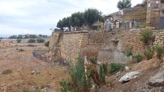 El complejo arqueológico de San Pitar está situado en la zona de Valle-Niza y presenta un grave deterioro, con la caída parcial de un muro. 