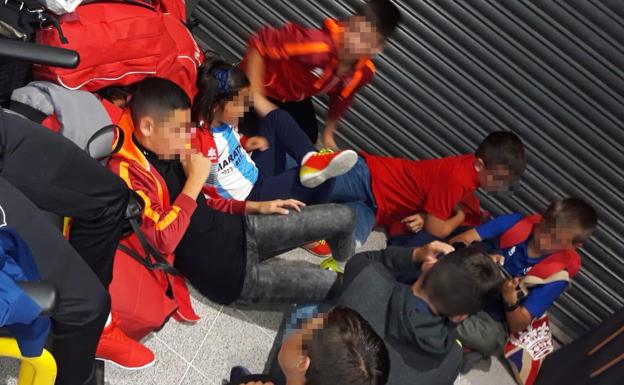 Algunos los miembros del Alevín A del CD Rincón, en el aeropuerto.