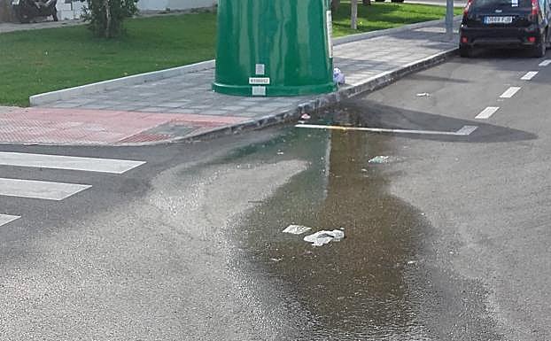 La fuga encharca la calzada.