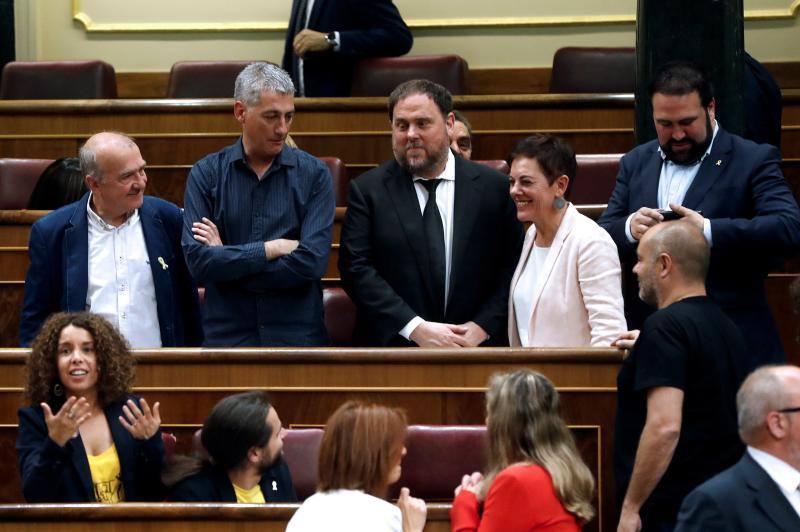 En la mañana de este martes ha echado andar la XIII legislatura de la democracia española con la constitución del Congreso. Os dejamos las imágenes más curiosas del hemiciclo. 