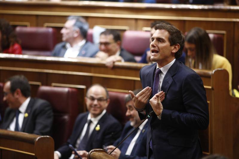 En la mañana de este martes ha echado andar la XIII legislatura de la democracia española con la constitución del Congreso. Os dejamos las imágenes más curiosas del hemiciclo. 