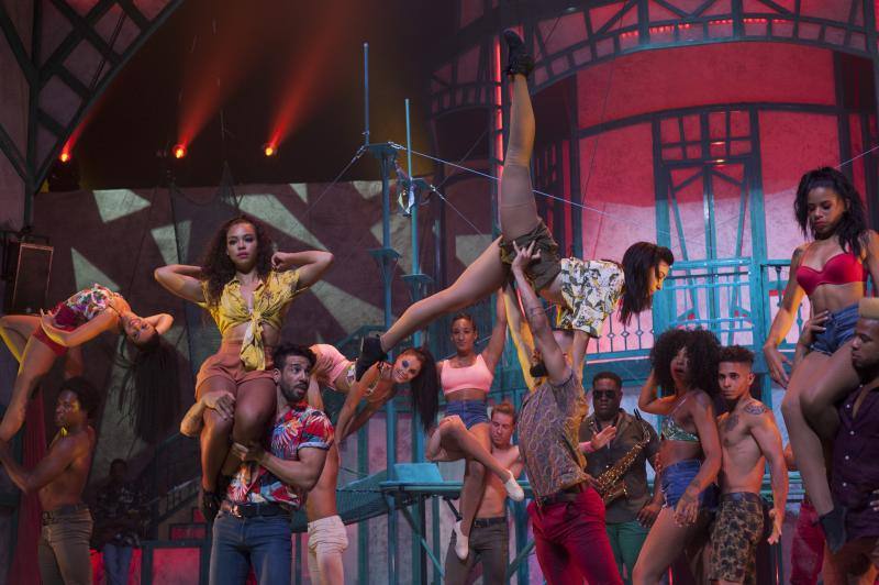 'Hotel Habana Show' concentra en Málaga la esencia de Cuba bajo la carpa instalada en el recinto ferial con acrobacias, bailes y son cubano