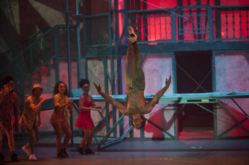 'Hotel Habana Show' concentra en Málaga la esencia de Cuba bajo la carpa instalada en el recinto ferial con acrobacias, bailes y son cubano