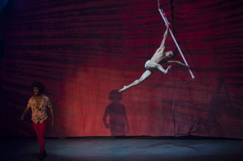 'Hotel Habana Show' concentra en Málaga la esencia de Cuba bajo la carpa instalada en el recinto ferial con acrobacias, bailes y son cubano