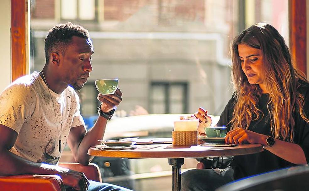Afinidad. Una pareja toma un café en un bar. 