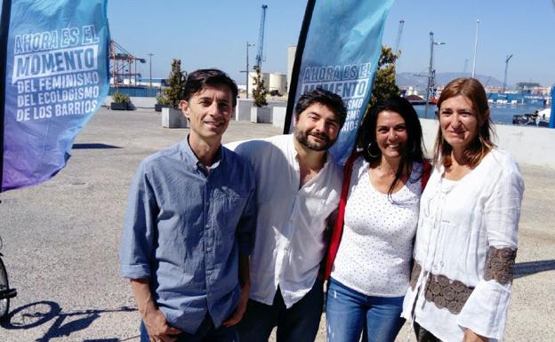 Los candidatos de Málaga Ahora, esta mañana en el Puerto