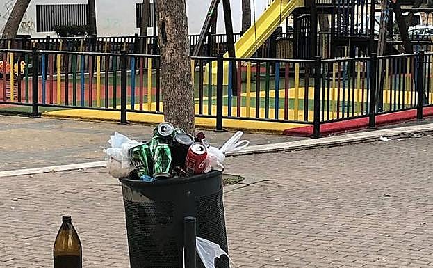 Restos de botellón.