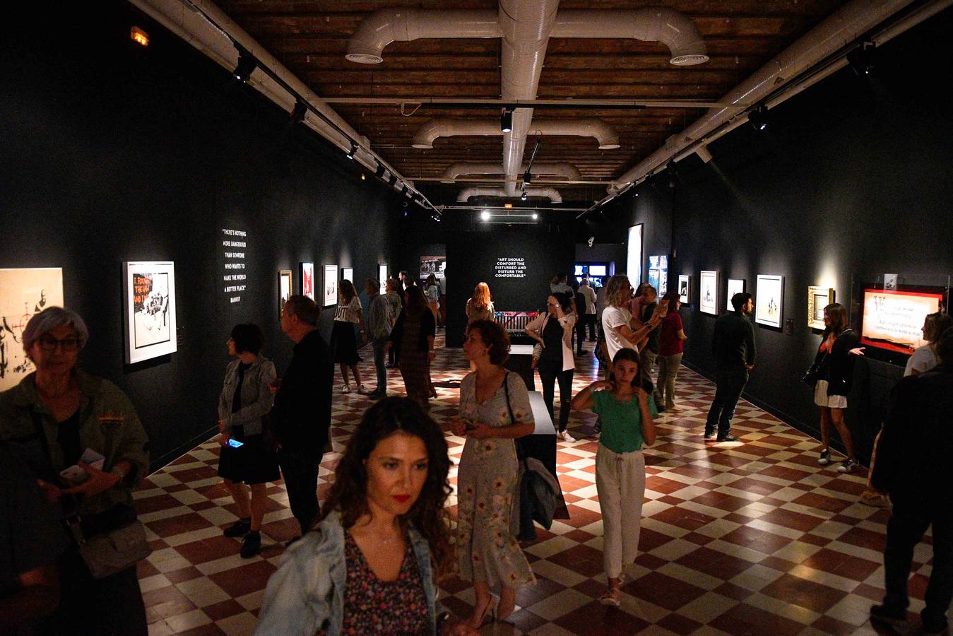 La Térmica vivió en la noche del jueves la inauguración de la exposición 'Banksy, The art of protest'', una muestra que constituye un hito en la historia de este espacio. Satisfacción y buen rollo entre obras de esta celebridad del grafiti que ha firmado obras a lo largo y ancho del mundo.