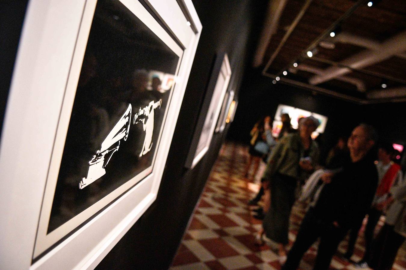 La Térmica vivió en la noche del jueves la inauguración de la exposición 'Banksy, The art of protest'', una muestra que constituye un hito en la historia de este espacio. Satisfacción y buen rollo entre obras de esta celebridad del grafiti que ha firmado obras a lo largo y ancho del mundo.