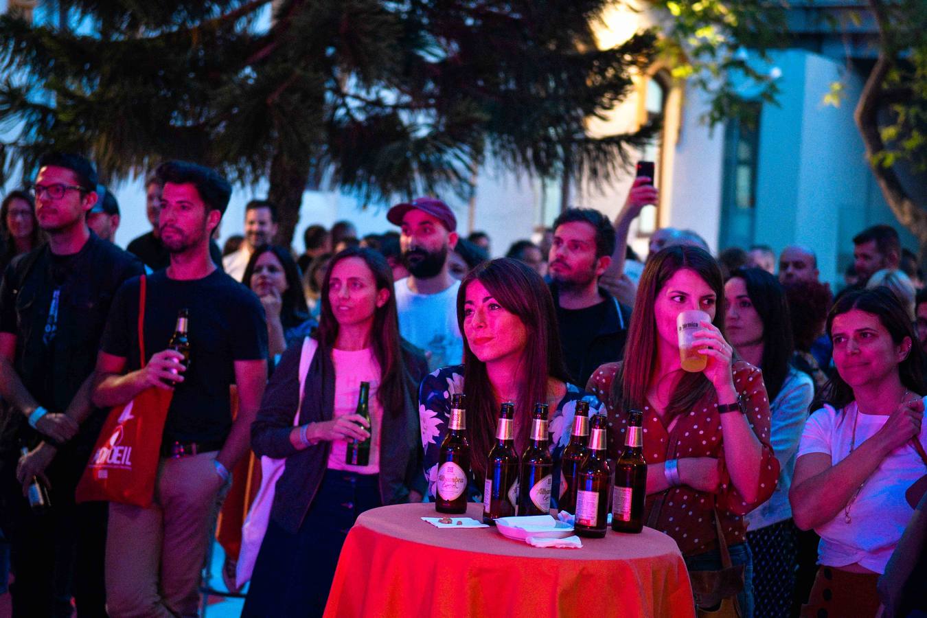 La Térmica vivió en la noche del jueves la inauguración de la exposición 'Banksy, The art of protest'', una muestra que constituye un hito en la historia de este espacio. Satisfacción y buen rollo entre obras de esta celebridad del grafiti que ha firmado obras a lo largo y ancho del mundo.