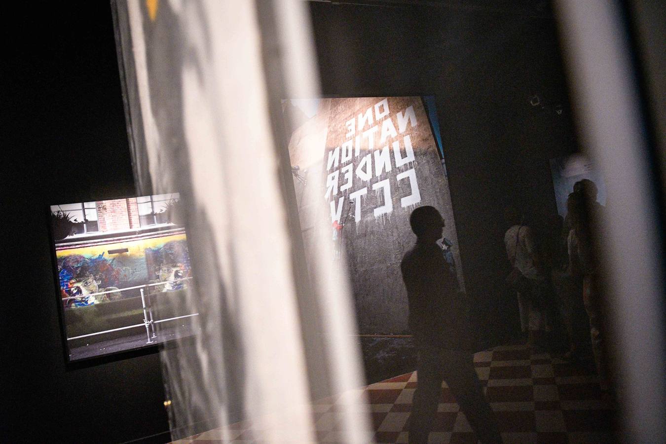 La Térmica vivió en la noche del jueves la inauguración de la exposición 'Banksy, The art of protest'', una muestra que constituye un hito en la historia de este espacio. Satisfacción y buen rollo entre obras de esta celebridad del grafiti que ha firmado obras a lo largo y ancho del mundo.