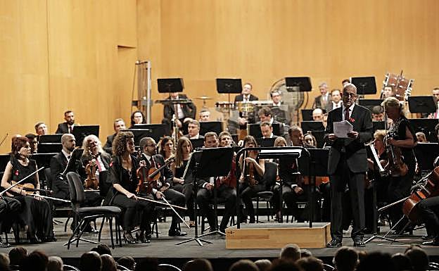 Momento de la lectura del manifiesto reivindicativo del comité de empresa de la orquesta. 