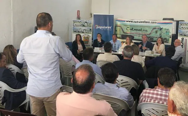 La consejera de Fomento, Marifrán Carazo, participó el pasado martes en una reunión con transportistas veleños organizada por el PP. 