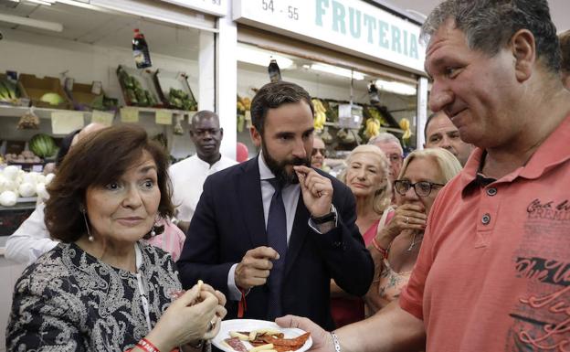 Calvo y Pérez, en el mercado de Huelin esta mañana. 