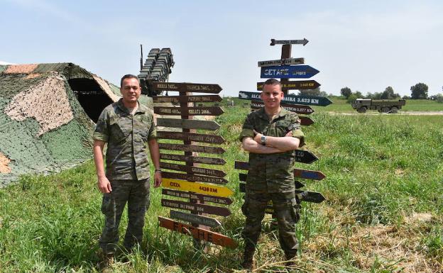 Juan Luis García junto al teniente coronel Javier Vázquez Hermoso, que dirige el destacamento español. 