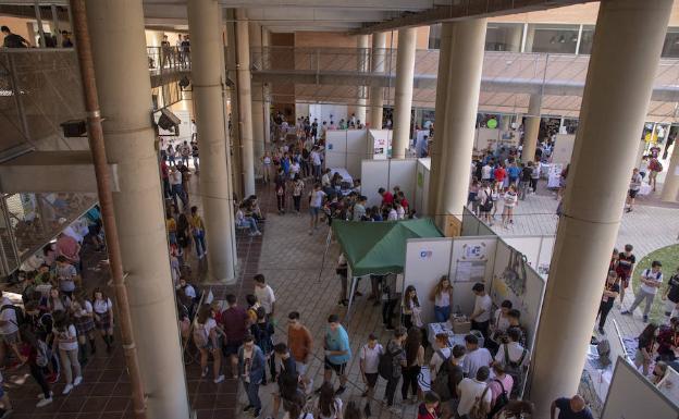 Aspecto de las escuelas de Informática y Telecomunicación, donde se desarrolla la feria.