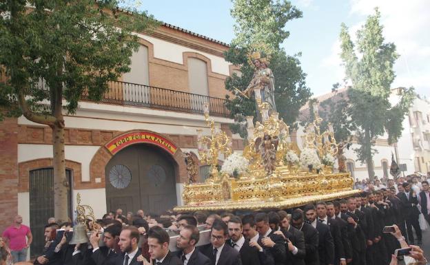 La imagen de María Auxiliadora Coronada, en su salida procesional. 