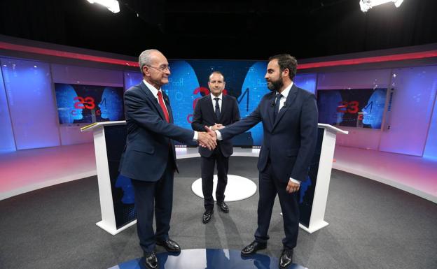 De la Torre defendió la gestión realizada en los últimos años y denunció la actitud de la anterior Junta hacia Málaga. Pérez centró su discurso en la necesidad de un cambio en la capital tras casi 25 años de gobiernos populares. 