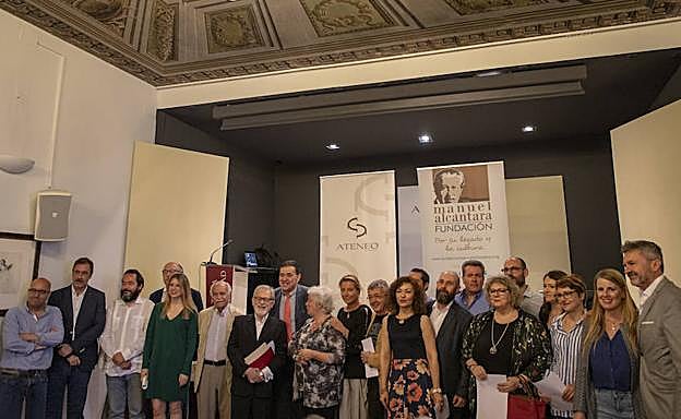 Lola Alcántara, junto a los periodistas que participaron en el homenaje a su padre, ayer, en el Ateneo de Málaga. 
