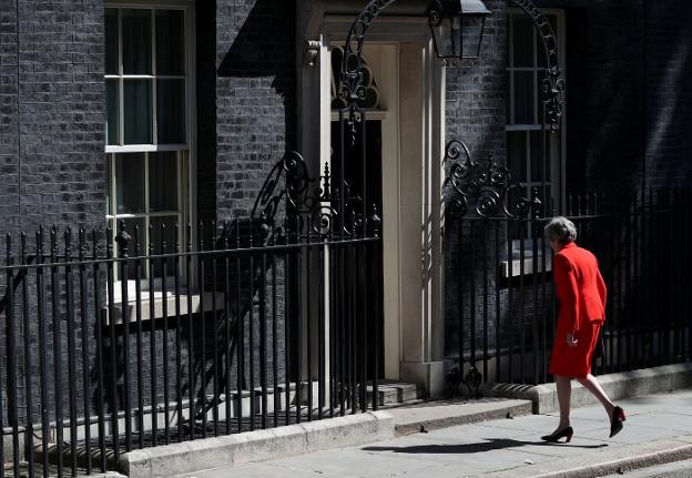 Theresa May retorna a su residencia oficial tras comunicar que el día 7 dimitirá. :: hannah mckay / reuters