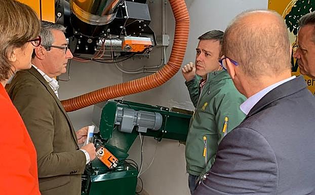 Astillas, el recurso natural que sirve para generar calefacción en Yunquera