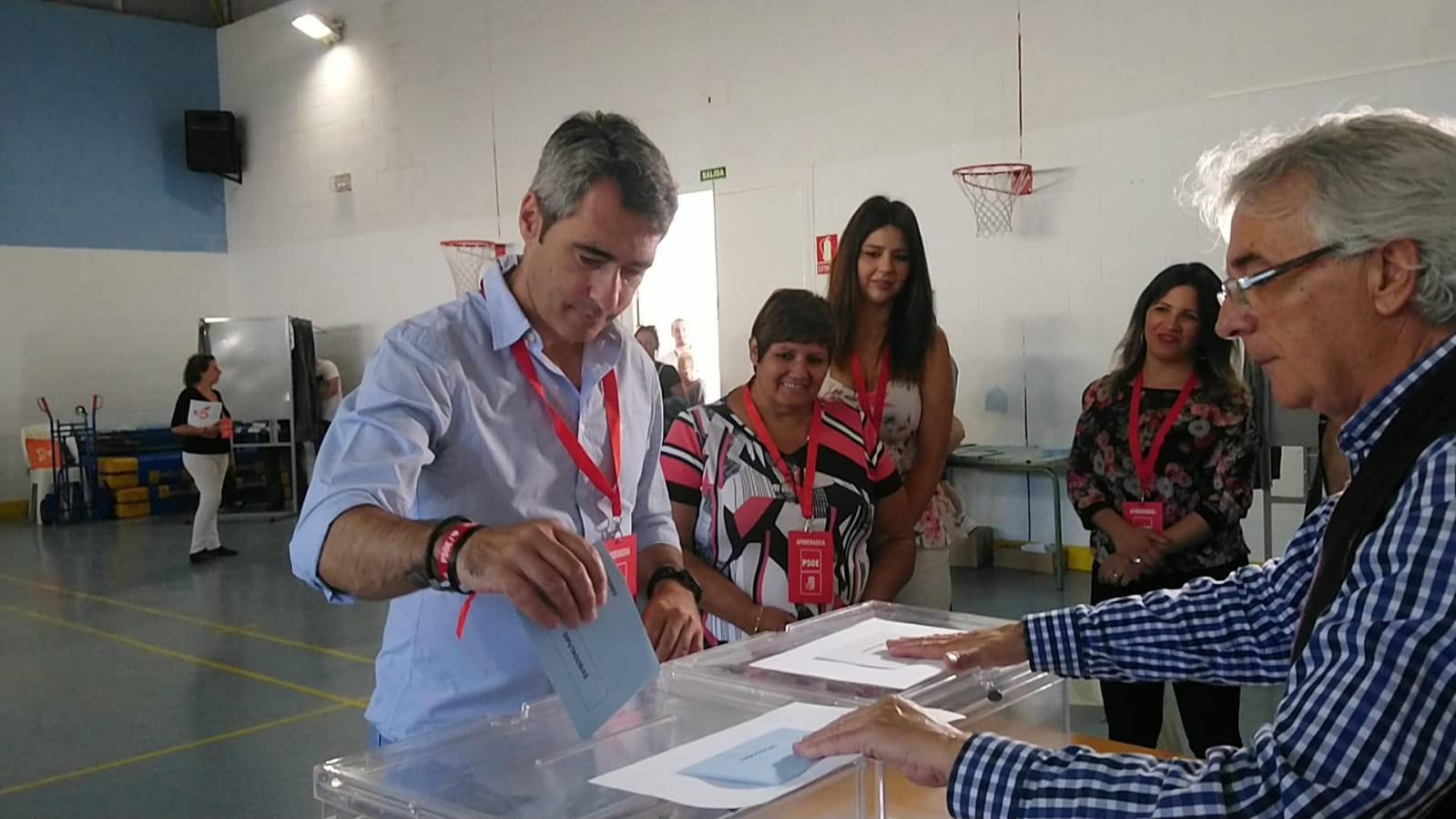 Víctor Navas, candidato del PSOE en Benalmádena, votando esta mañana. 