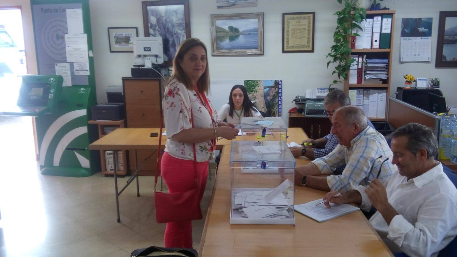 María del Mar González, alcaldesa de Ardales, vota. 