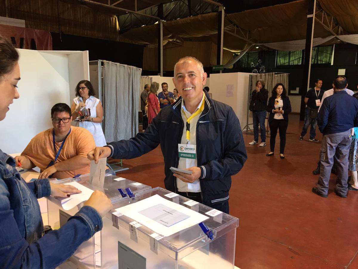Mario Jiménez, candidato de Compromiso Manilva, ha votado en el pabellón de usos múltiples 