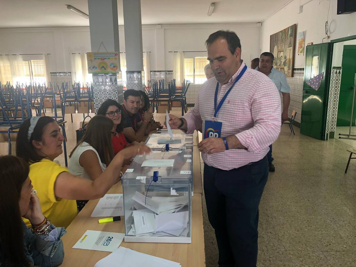 Félix Lozano, alcalde de Pizarra y candidato popular, ejerce el derecho a voto. 