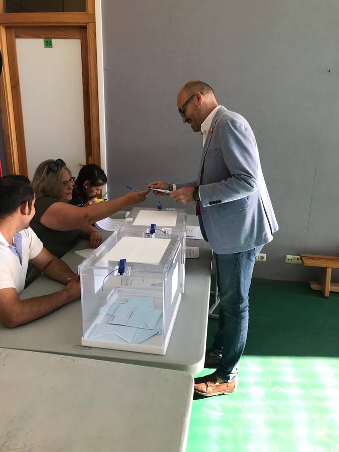 Jorge Gallardo, alcalde de Cártama, es de los primeros en votar. 