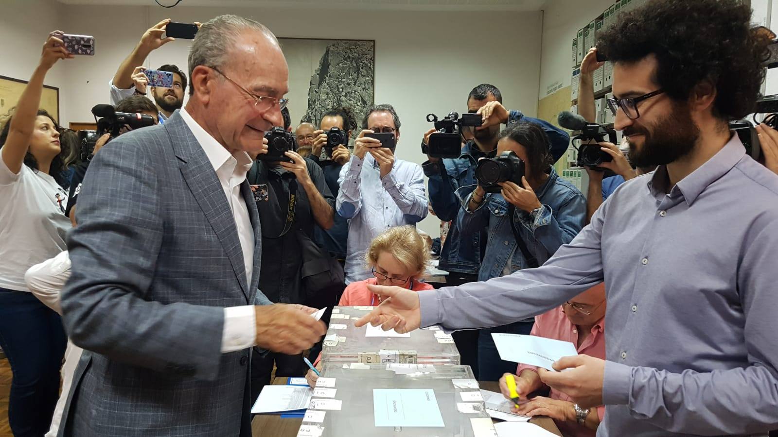 Francisco de la Torre, candidato del PP, y alcalde de Málaga fue de los primeros en votar en su colegio, en el Palacio de la Tinta.