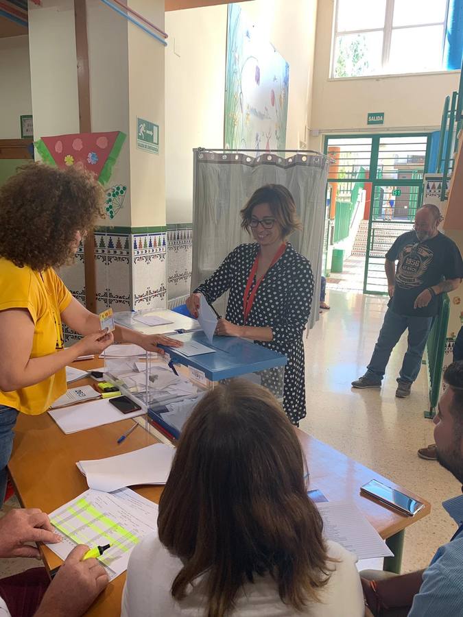 La alcaldesa de Alhaurín el Grande, Teresa Sánchez, vota. 