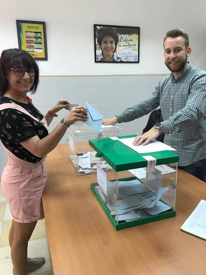 Sagrario Ponce, candidata de IU en El Borge,, ejerce sud erecho al voto este 26M.