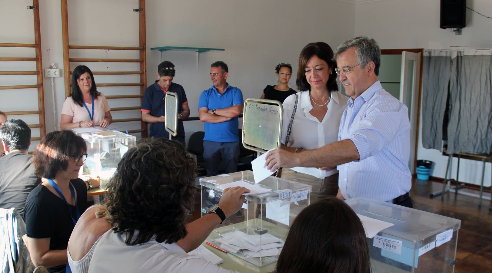 El candidato del PP de Estepona, José María García Urbano, ha votado a las 9.30 horas, en la tenencia de Alcaldía de Cancelada.